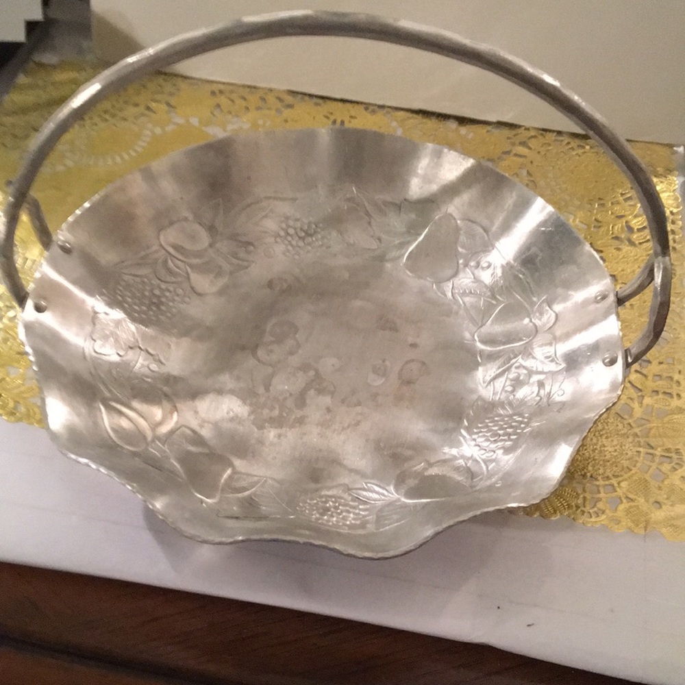 Vintage 1940s Everlast hand-forged metal serving bowl with handle